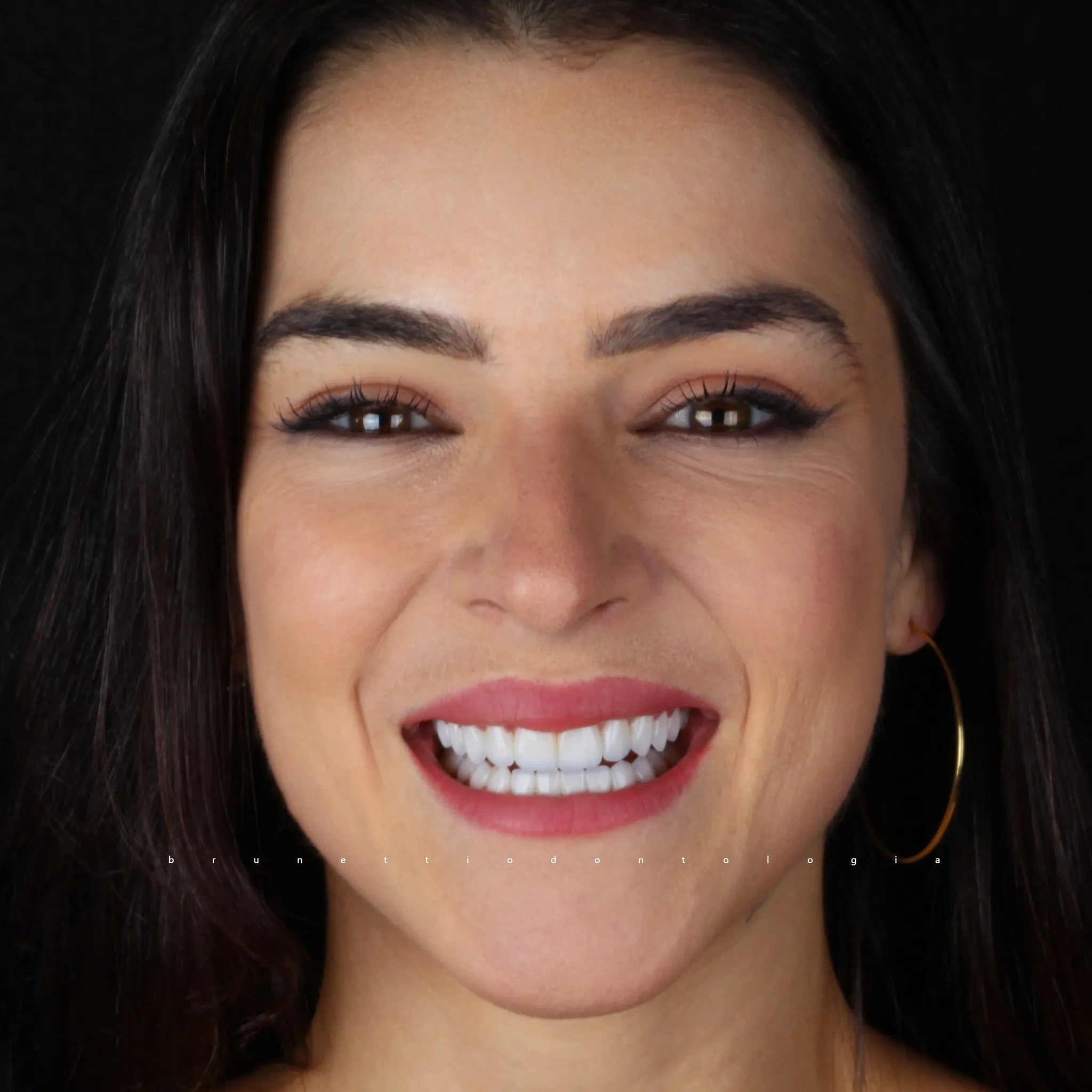 Retrato frontal de mulher sorrindo