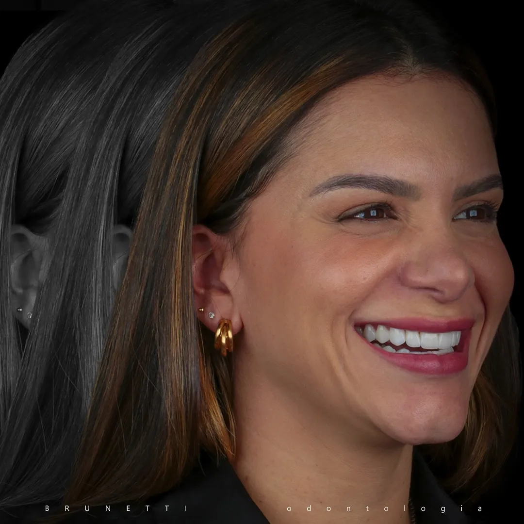 Mulher sorrindo em retrato lateral