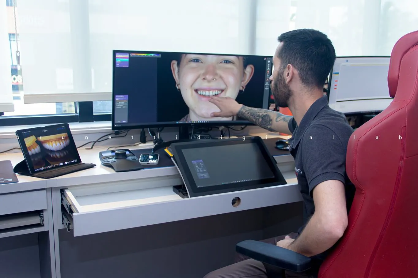 Profissional do laboratório Brunetti avaliando um sorriso no planejamento digital