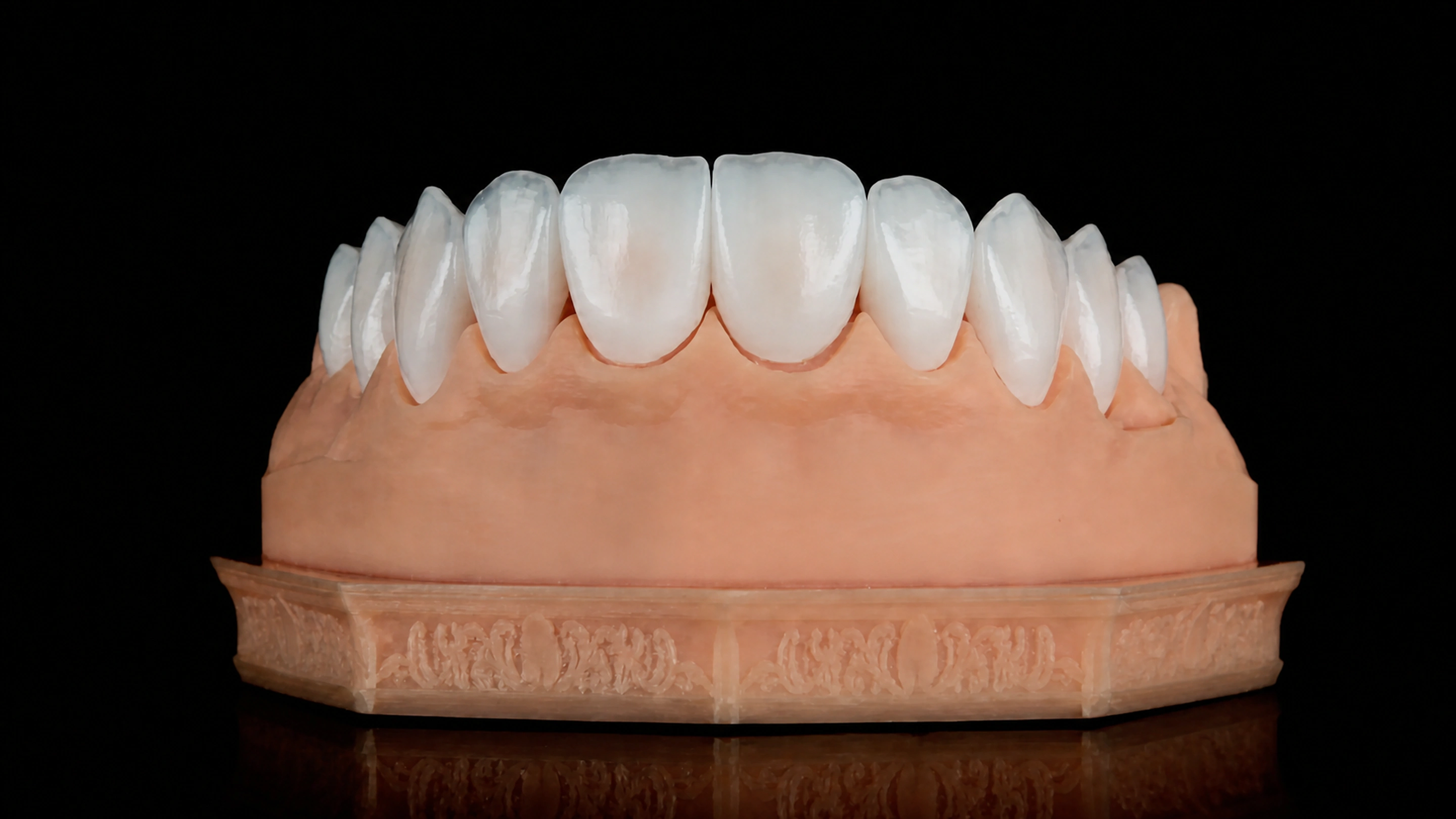 Modelo frontal de prótese odontológica Brunetti sobre fundo preto